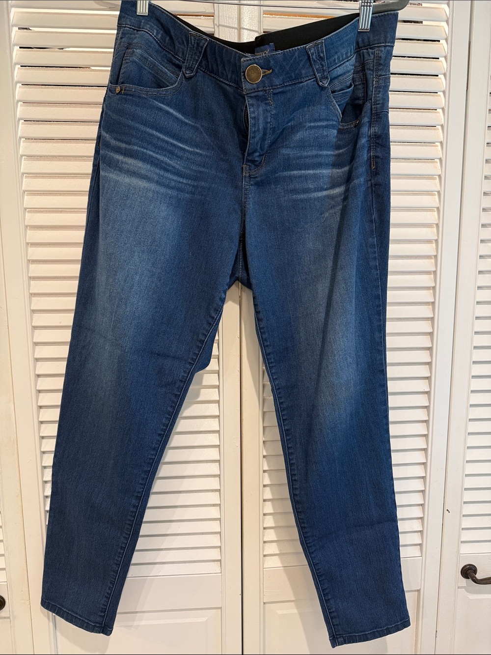 Democracy Ab Solution Straight Leg Jeans in Medium Blue Wash